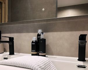 Moderne badkamer in Vakantiehuisje in Oudenbosch, West Brabant, met luxe voorzieningen.