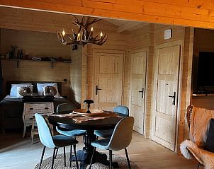 Eetgedeelte in Vakantiehuisje in Oudenbosch, West Brabant, met een rustieke houten tafel.