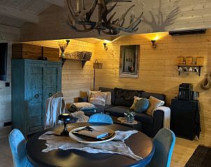 Gezellige zithoek in Vakantiehuisje in Oudenbosch, West Brabant, met een warme sfeer.