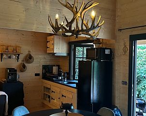 Keuken in Vakantiehuisje in Oudenbosch, West Brabant, met een rustieke uitstraling en moderne apparatuur.