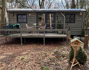 Voorzijde van Vakantiehuisje in Teteringen, West Brabant, met uitnodigend terras.