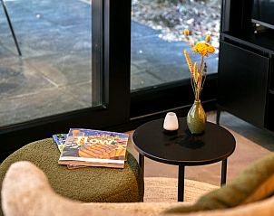 Comfortabele zithoek met uitzicht in Huisje in Teteringen, vakantiehuis in West Brabant.