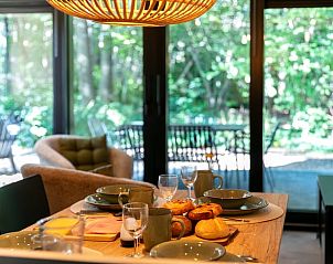 Gezellige eethoek met uitzicht in Huisje in Teteringen, vakantiehuis in West Brabant.