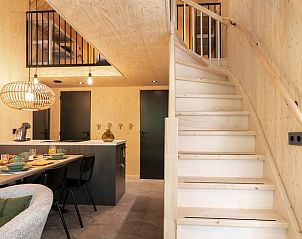 Ruime trap en eetruimte in Huisje in Teteringen, vakantiehuis in Teteringen, Noord Brabant.