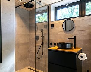 Moderne inloopdouche in Huisje in Teteringen, vakantiehuis in Teteringen, Noord Brabant.