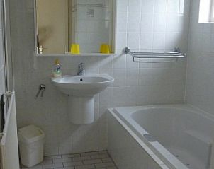 Luxe badkamer met ligbad in Duinvilla Noor, Julianadorp aan Zee, vakantiehuis voor ultieme ontspanning aan de Noordzeekust.