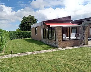 Ruime tuin bij vakantiehuis De Blenck 21 in Callantsoog, Noord-Holland, ideaal voor ontspanning aan de Noordzeekust.