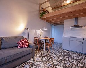 Comfortabele woonkamer en keuken in Huisje in Hem, perfect vakantieverblijf in Noord-Holland.