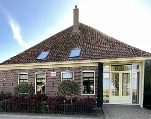 NH558 vacation home in Hobrede with traditional facade and green shutters, IJsselmeer coast North Holland