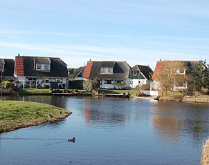 Prachtig uitzicht op water en huizen bij Buitenplaats Callantsoog, Noordzeekust, Noord-Holland voor een ontspannen verblijf.
