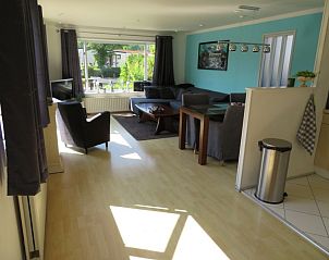 Lichte woonkamer van huisje 143 met modern interieur in Hoorn, ideaal vakantiehuis aan de IJsselmeerkust.