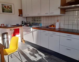 Moderne keuken in Vakantiehuisje in 's Graveland, compleet uitgerust in Noord-Holland.