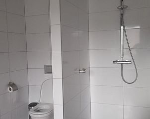 Stijlvolle badkamer met douche in Vakantiehuisje in 's Graveland, Noord-Holland.