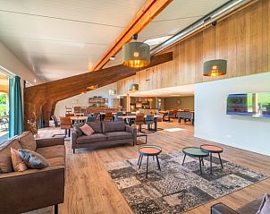 Lichte en moderne binnenruimte van De Manderhoeve vakantiehuis in Mander, Twente, ideaal voor ontspanning en gezelligheid.