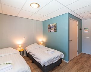 Gezellige slaapkamer met twee eenpersoonsbedden in De Manderhoeve vakantiehuis, Mander, Twente, voor een rustgevende nachtrust.