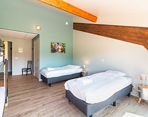 Ruime slaapkamer met stapelbed in De Manderhoeve vakantiehuis, Mander, Twente, ideaal voor gezinnen of groepen.