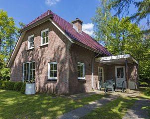 Buitenzijde van 't Boszicht vakantiehuis in Nutter, Twente, met zonnig terras.