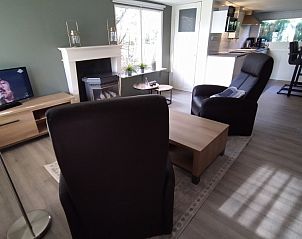 Ruime open leefruimte in Hosta vakantiehuis Ootmarsum, Twente met keuken en woonkamer.