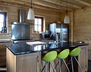 Moderne keuken in Houten villa Tine, Den Ham, Twente, met stijlvolle inrichting en alle gemakken voor een comfortabel verblijf.