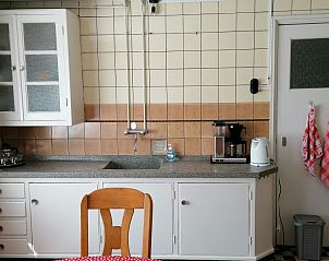Gezellige keuken met vintage uitstraling in Oald Hengel vakantiehuis, De Lutte, Twente.