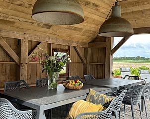 Uitzicht vanaf het terras van Scholtefleer in De Lutte, Twente met rustieke details.