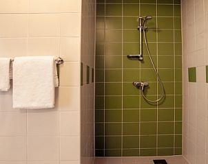 Moderne badkamer met inloopdouche in Hoeve Springendal vakantiehuis, Ootmarsum.