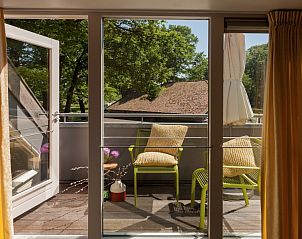 Balkon met comfortabele stoelen in Hoeve Springendal appartement, Ootmarsum, Twente.