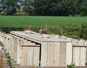 Ruim terras bij Landgoed Nieuwhuis vakantiehuis in Ootmarsum, Twente, ideaal voor buiten dineren in Overijssel.