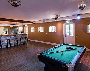 Recreatieruimte met biljarttafel in Landgoed Nieuwhuis vakantiehuis in Ootmarsum, Twente, voor vermaak.
