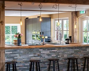 Bar met krukken in Landgoed Nieuwhuis vakantiehuis in Ootmarsum, Twente, voor gezellige avonden.