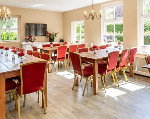 Lichte hal in Landgoed Nieuwhuis vakantiehuis in Ootmarsum, Twente, met moderne inrichting en kunst.