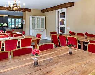 Slaapkamer met uitzicht op de tuin in Landgoed Nieuwhuis vakantiehuis in Ootmarsum, Twente, voor een rustige nacht.