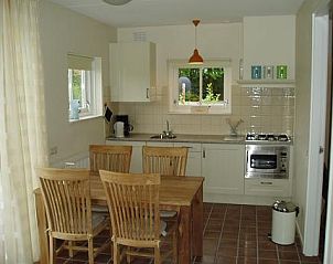 Gezellige keuken in Erve Vleerbosch, vakantiehuis in Ootmarsum, Twente, compleet met moderne voorzieningen.