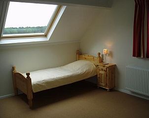 Sfeervolle slaapkamer met dakraam in vakantiehuis Erve Vleerbosch, Ootmarsum, Twente.