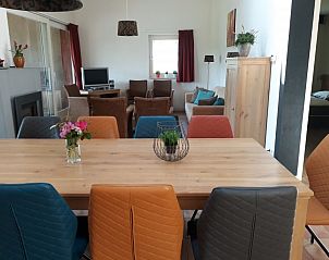 Zithoek in de Witker vakantiehuis in Ootmarsum, Twente met comfortabele stoelen.