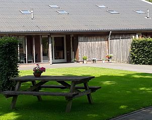 Picknicktafel in de tuin van de Witker vakantiehuis in Ootmarsum, Twente.