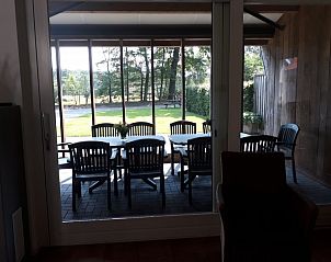 Overdekt terras van de Witker vakantiehuis in Ootmarsum, Twente met uitzicht op de tuin.