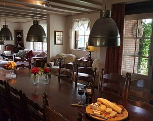 Gezellige binnenruimte van VakantiehuisVasse.nl in Vasse, Twente. Geniet van een sfeervol vakantiehuis in Overijssel met uitzicht op de tuin.