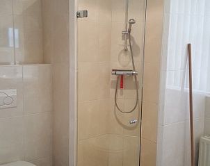 Moderne badkamer in VakantiehuisVasse.nl, vakantiehuis in Vasse, Twente. Geniet van comfort en luxe in een serene omgeving in Overijssel.