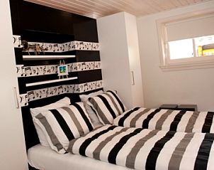 Slaapkamer met muzikale decoraties bij Erve Fakkert bed and breakfast in Rossum, Twente, ideaal voor muziekliefhebbers.