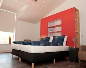 Ruime kamer met moderne inrichting bij Erve Fakkert bed and breakfast in Rossum, Twente, perfect voor een ontspannen verblijf.