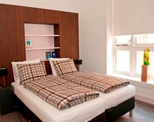 Gezellige kamer met warme tinten bij Erve Fakkert bed and breakfast in Rossum, Twente, ideaal voor een rustgevend verblijf.