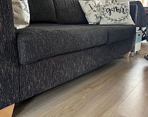 Cozy sofa in the living room of Huisje in Enschede, vacation accommodation in Twente.