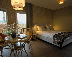 Stijlvolle slaapkamer in Vakantiehuis in Oldenzaal, Twente, met comfortabele bedden en moderne inrichting.