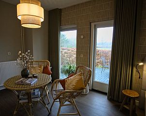 Elegant servies en glazen in de keuken van Vakantiehuis in Oldenzaal, Twente, voor een luxe verblijf.