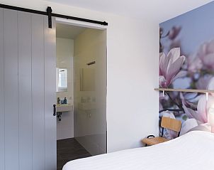 Slaapkamer met ensuite badkamer in vakantiehuis Heeckeren, Enter, Twente.