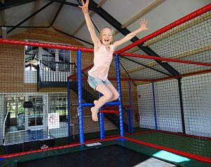 Springplezier in indoor speelruimte van Heeckeren vakantiehuis, Enter, Twente.