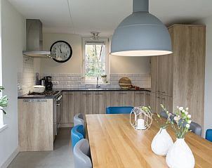 Moderne keuken in Zeldam vakantiehuis, Enter, Twente met houten elementen en ruime eettafel.