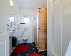 Luxe badkamer met sauna in De Klaproos met Hottub, Notter, Twente, vakantiehuis.