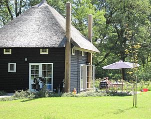Buitenzijde van De Klaproos met Hottub in Notter, Twente, vakantiehuis met tuin.